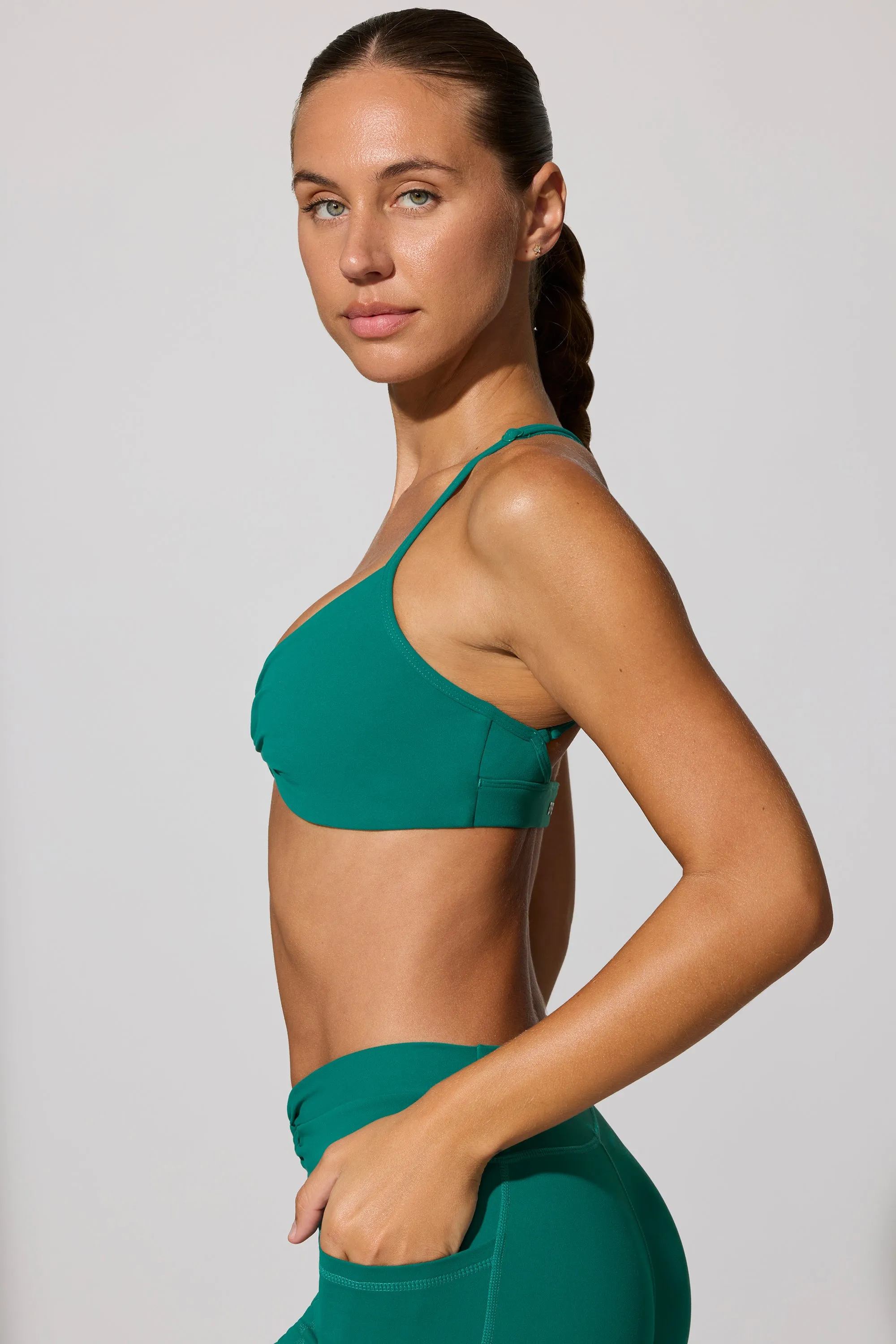 Evolve - Multiway Twist Front Sports Bra in Teal Green