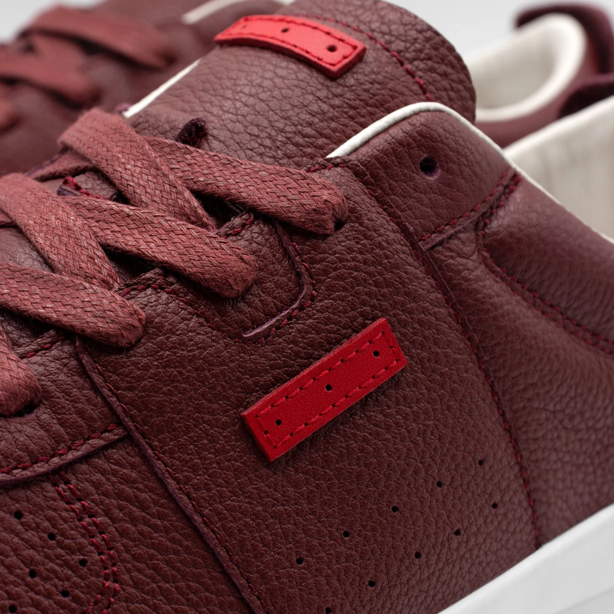 Harmann / Burgundy White