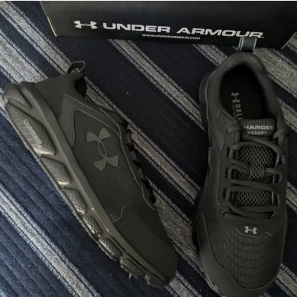 Under Armour Charges Assert 9 Men 8.5 Extra Wide 3024857-002 Blackout 022025