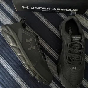 Under Armour Charges Assert 9 Men 8.5 Extra Wide 3024857-002 Blackout 022025