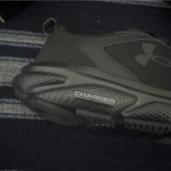 Under Armour Charges Assert 9 Men 8.5 Extra Wide 3024857-002 Blackout 022025